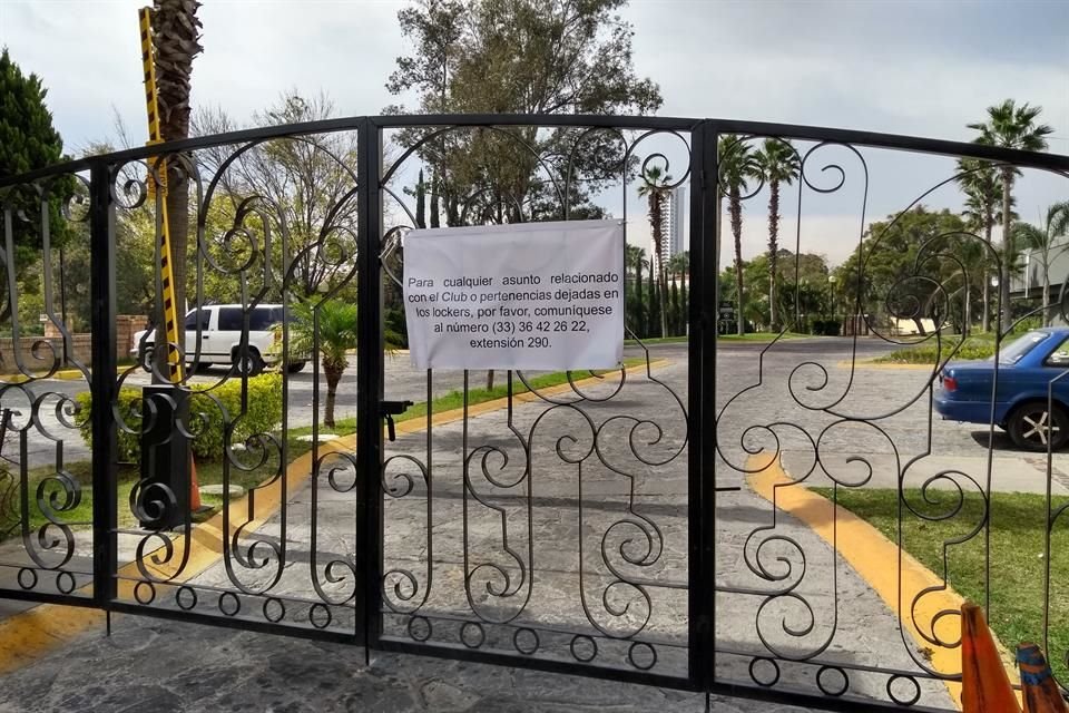 Hay letreros colgados en los accesos para anunciar la clausura del club.