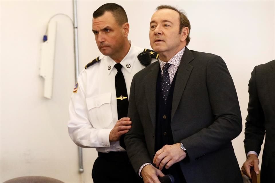 Kevin Spacey lució tranquilo en su primera cita ante la autoridad.