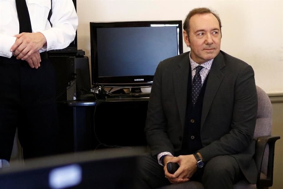 Kevin Spacey lució tranquilo en su primera cita ante la autoridad.