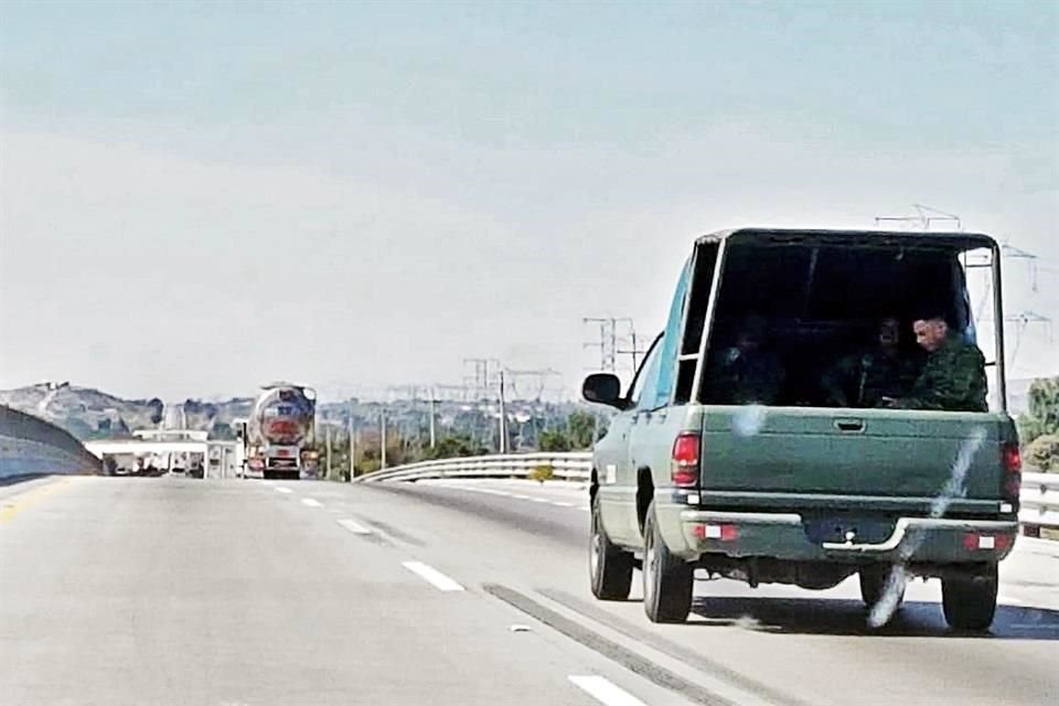 Agentes federales escoltaron el traslado de pipas de Pemex.