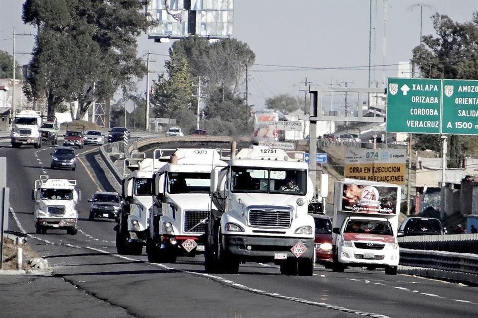 Durante todo el lunes pasaron más de 150 camiones por las carreteras de Puebla rumbo al Estado de México, Hidalgo, Querétaro y Guanajuato,