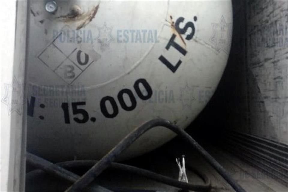 Para pasar desapercibidos, los presuntos contrabandista, escondieron dos salchichas de gas licuado, al interior de dos tractocamiones.