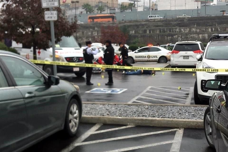 Una persona murió y otra resultó herida tras ser atacadas a balazos, en el estacionamiento de la tienda Costco, en Cumbres.