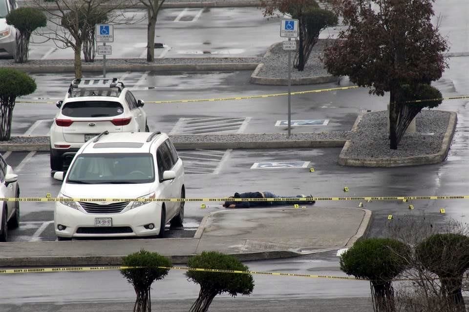 Los primeros informes policiacos indicaban que se trataba de dos personas baleadas, pero minutos después se confirmó la muerte de una de ellas.