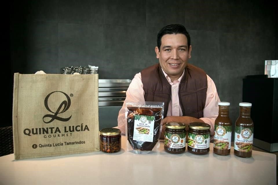 Juan Balboa comenzó en Quinta Lucía con la producción de pasta de tamarindo, y ahora comercializa también, aderezos, dulce, mermelada y salsa de con chile y dicho fruto.