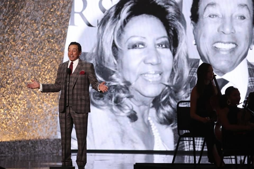 Smokey Robinson cantó durante el tributo a Aretha.