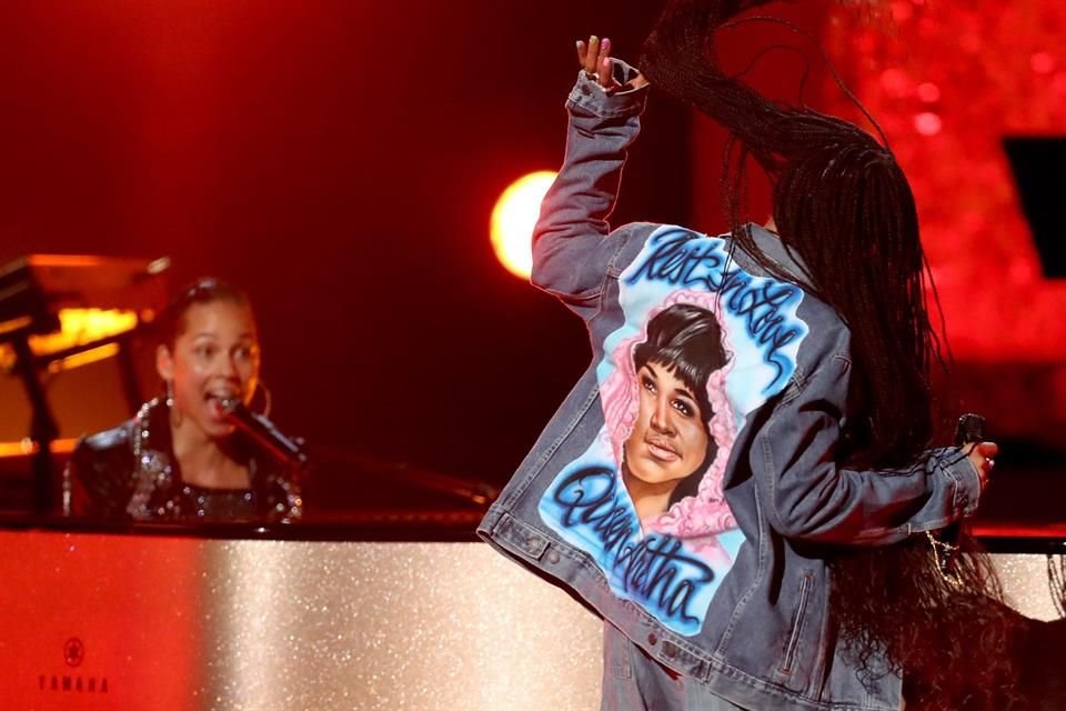 La cantante estadounidense SZA hizo un dueto con Alicia Keys (izq) durante la grabación del programa.