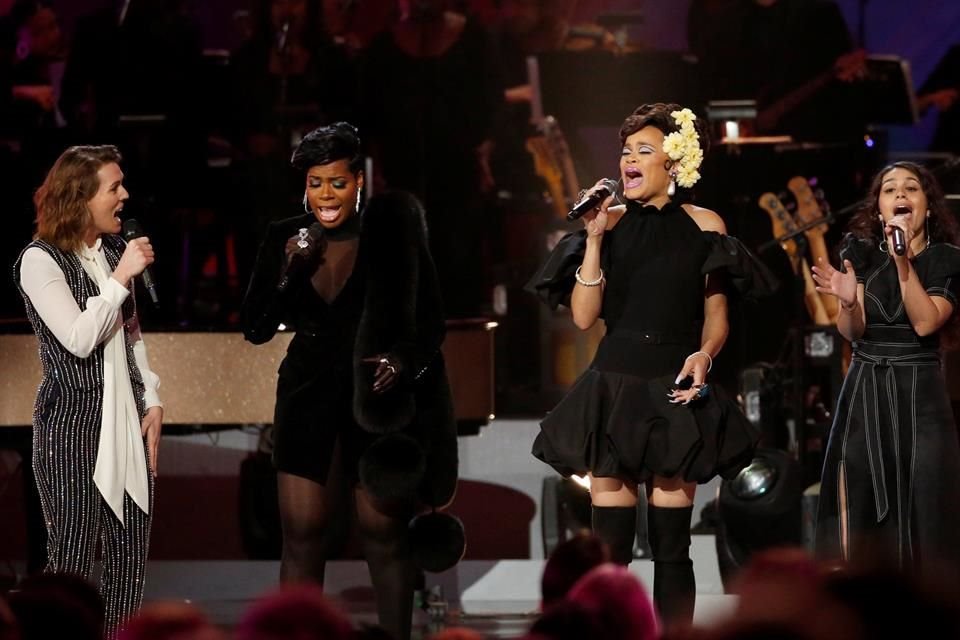 Brandi Carlile, Fantasia Barrino, Andra Day y Alessia Cara cantaron 'Natural Woman'.