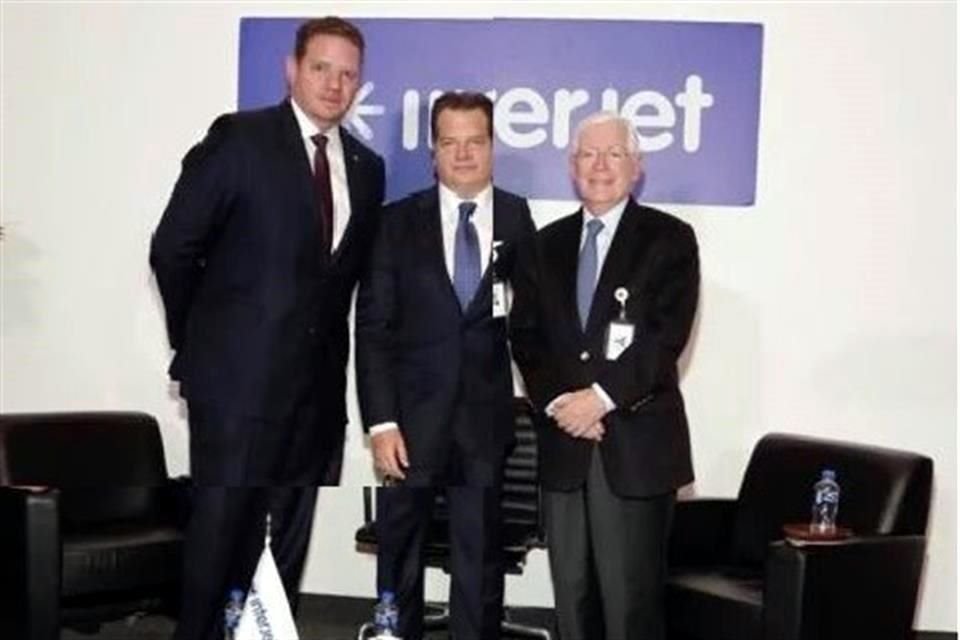 Miguel Alemán Magnani (Centro), presidente ejecutivo de Interjet, dijo que los vuelos van increíble, y extraordinariamente bien manejados por William Shaw (Izq.), director general de la aerolínea.