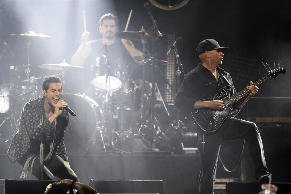 Perry Farrell, y Tom Morello durante el homenaje.