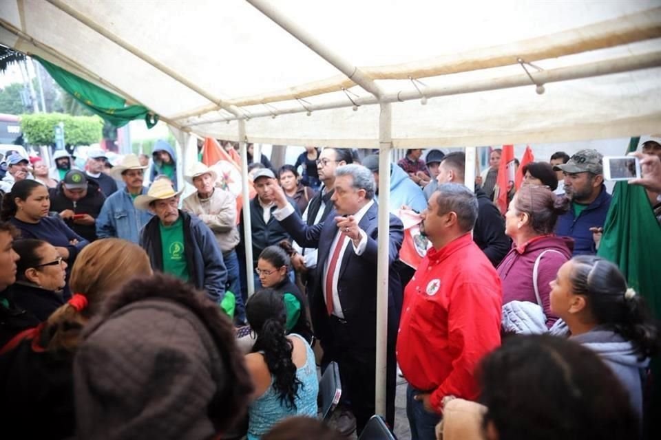 Carlos Lomelí, representante del Gobierno federal en Jalisco, durante una reunión con integrantes de la Unidad Nacional de Trabajadores Agrícolas.