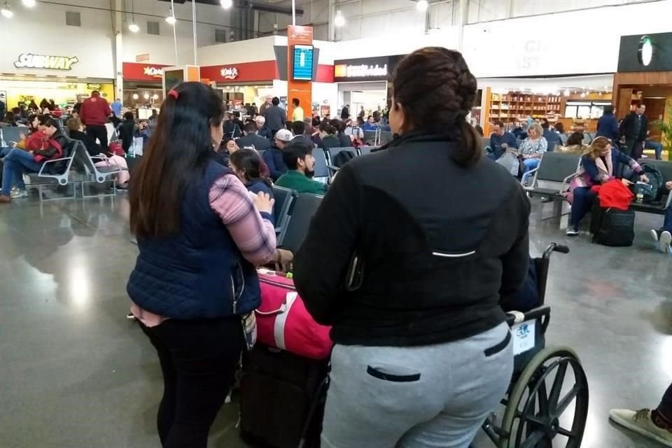 Los denunciantes señalaron que en la Terminal C del Aeropuerto Internacional de Monterrey se encuentran personas que saldrían a las 6:00 horas y ahora estiman salir después de las 14:00 horas.