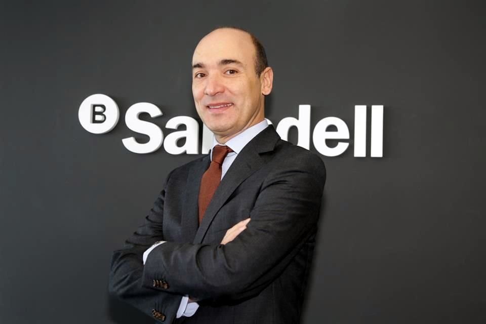 Francesc Noguera, director general de Sabadell en México, alertó sobre el incremento en las tasas de interés a créditos empresariales.