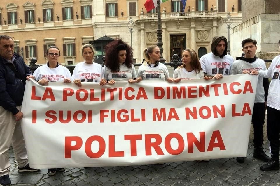 Frente al Palacio Montecitorio, donde está la Cámara de Diputados de Italia, familiares de italianos desaparecidos en Tecalitlán exigieron ayuda para encontrar a sus familiares.