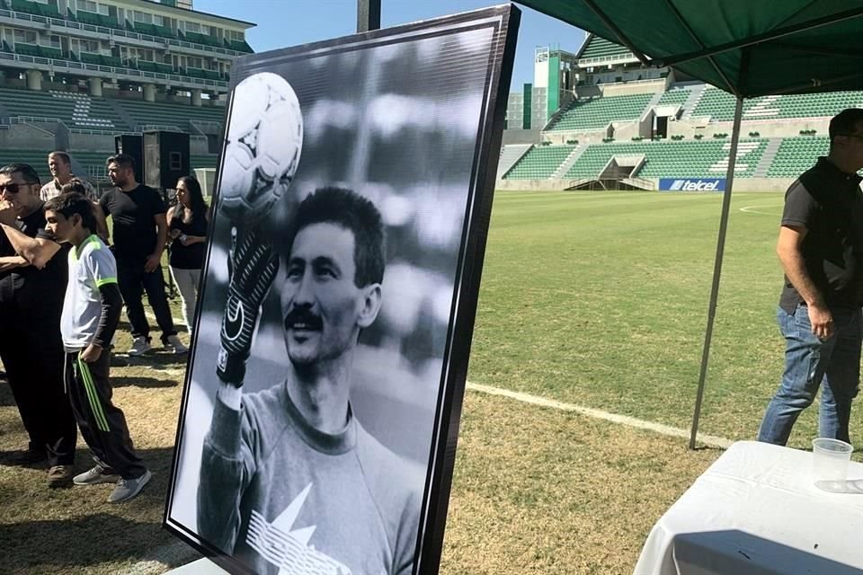 El 'Coruco' Díaz fue testigo del homenaje póstumo al ex portero.