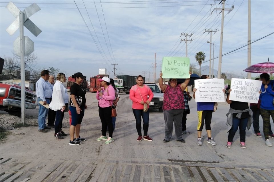 Los vecinos demandaron a las autoridades terminar la reparación de la Avenida Fidel Velázquez.