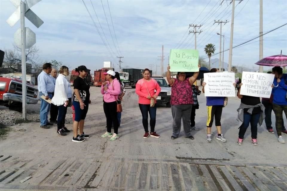 En protesta porque el Estado no ha cumplido con sus promesas de reparar una avenida principal, vecinos de Salinas Victoria bloquearon el acceso del Simeprode en este municipio.