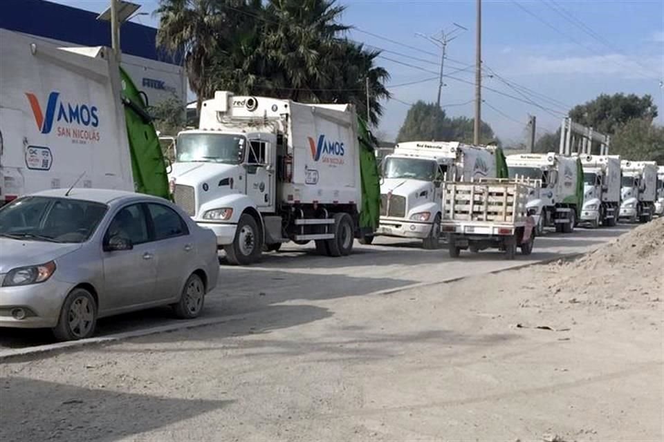 Según los denunciantes, el bloqueo al acceso que se ubica sobre la Avenida Fidel Velázquez duró alrededor de tres horas, lo que originó filas de camiones recolectores de basura en esta arteria.