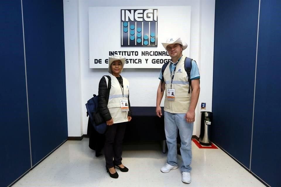 Trabajadores de INEGI portan el uniforme con el que saldrán a la calle a censar.