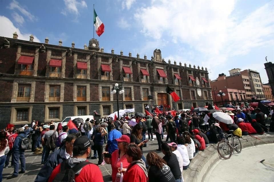 Frente a la puerta principal de la sede central de la SEP, ubicada en la calle República de Brasil de la Colonia Centro, fue montado un templete en el que se realiza un mitin.