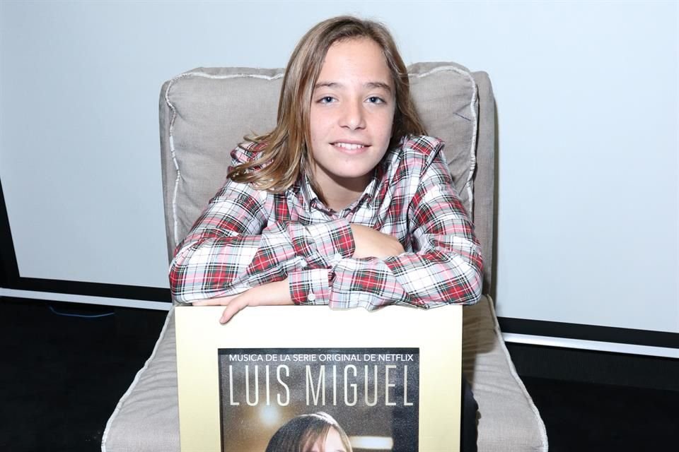 Izan Llunas, de 14 años, prepara su primer disco de Oro. Este viernes recibió un reconocimiento por el soundtrack 'Luis Miguel La Serie'.