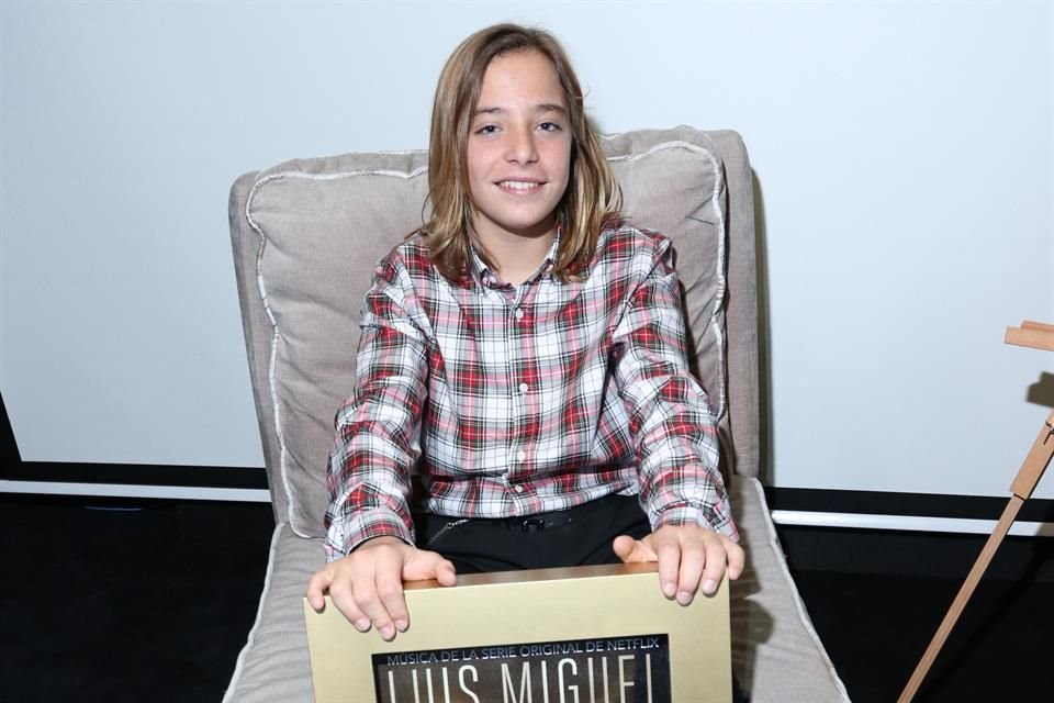 Izan Llunas, de 14 años, prepara su primer disco de Oro. Este viernes recibió un reconocimiento por el soundtrack 'Luis Miguel La Serie'.