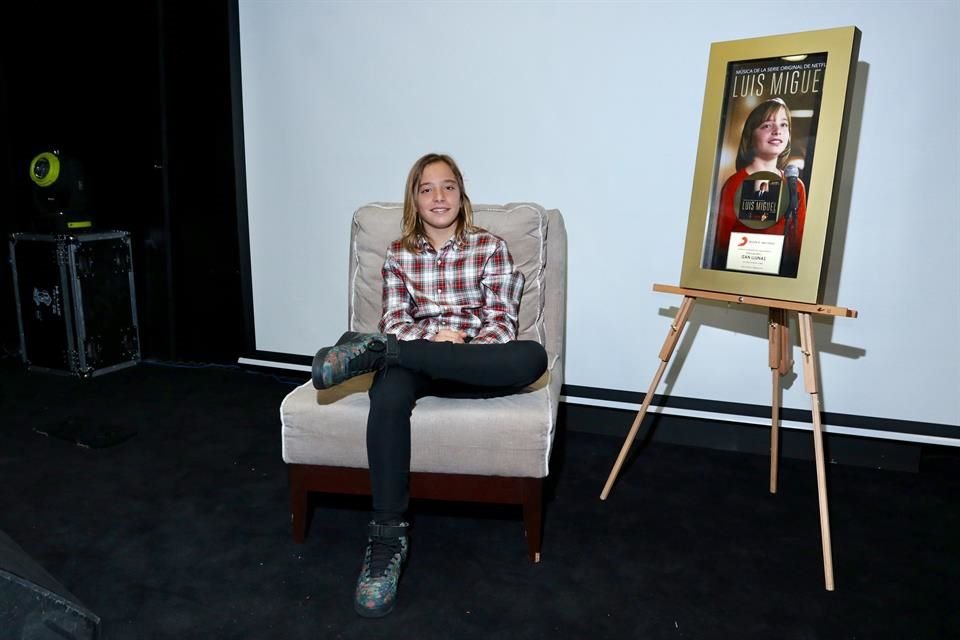 Izan Llunas, de 14 años, prepara su primer disco de Oro. Este viernes recibió un reconocimiento por el soundtrack 'Luis Miguel La Serie'.