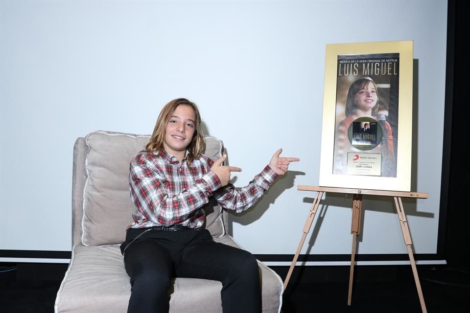 Izan Llunas, de 14 años, prepara su primer disco de Oro. Este viernes recibió un reconocimiento por el soundtrack 'Luis Miguel La Serie'.
