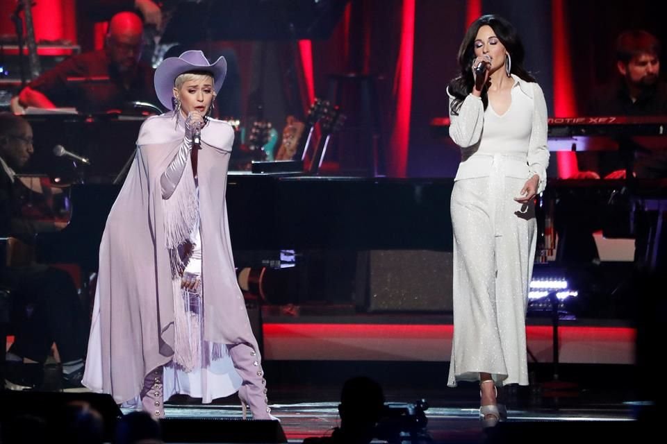 Katy Perry y Kacey Musgraves interpretaron 'Here You Come Again'.