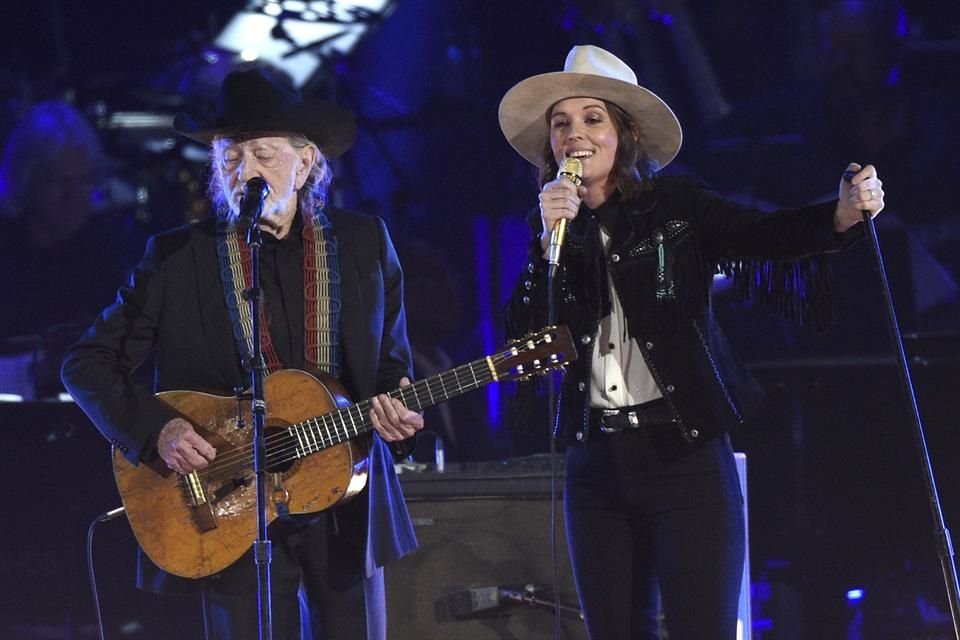 Willie Nelson, Brandi Carlile y Little Big Town también pasaron por el escenario para celebrar a la agasajada.