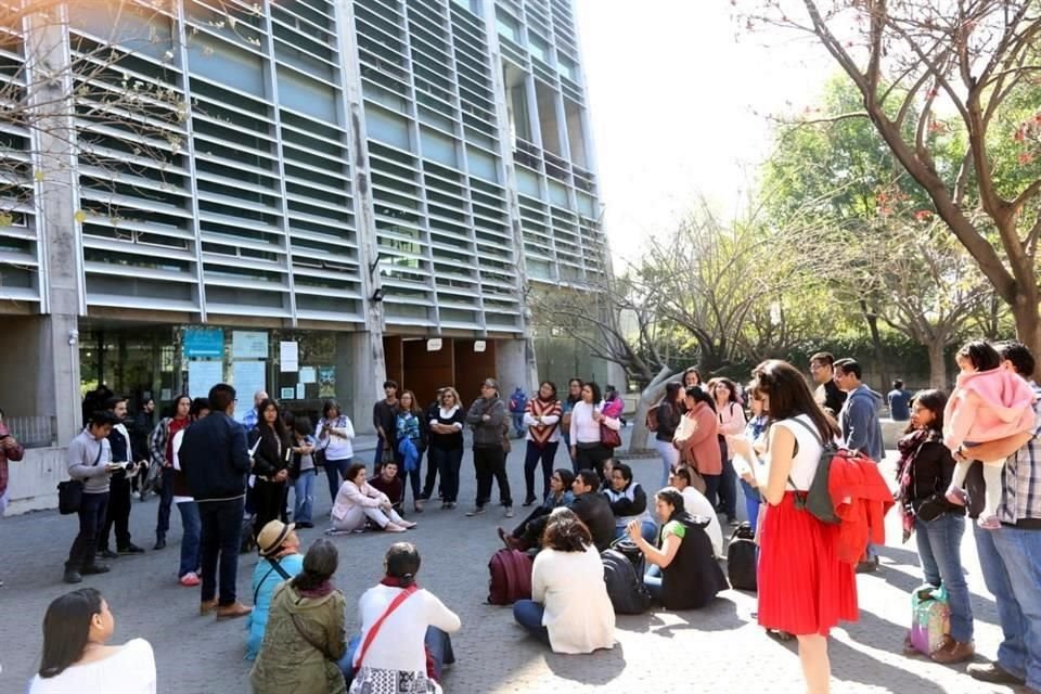 Usuarios, trabajadores y simpatizantes de Daniel Goldin realizaron hoy un maratón de lectura para protestar contra la separación del escritor de la Biblioteca Vasconcelos.