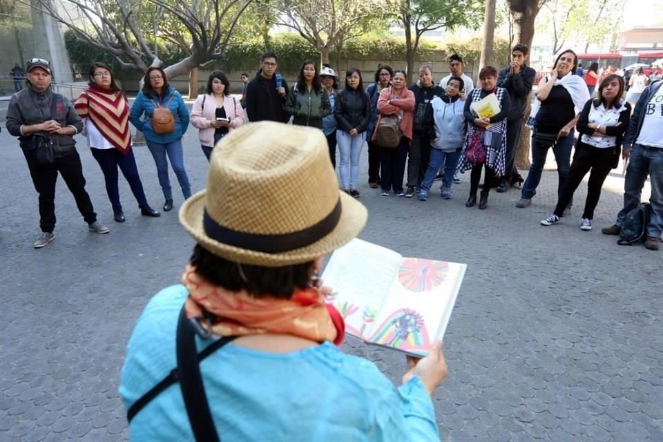 Usuarios, trabajadores y simpatizantes de Daniel Goldin realizaron hoy un maratón de lectura para protestar contra la separación del escritor de la Biblioteca Vasconcelos.