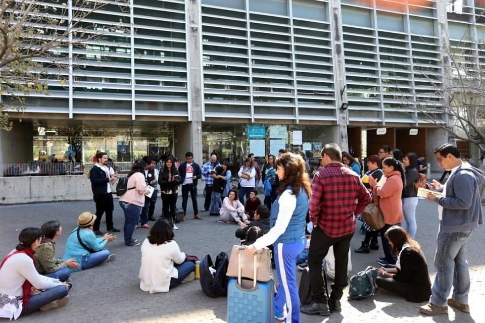 Usuarios, trabajadores y simpatizantes de Daniel Goldin realizaron hoy un maratón de lectura para protestar contra la separación del escritor de la Biblioteca Vasconcelos.