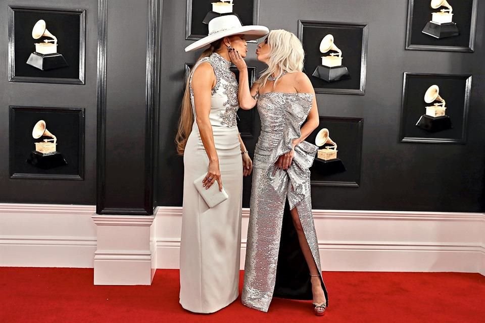 JLo y Lady Gaga muy juguetonas.