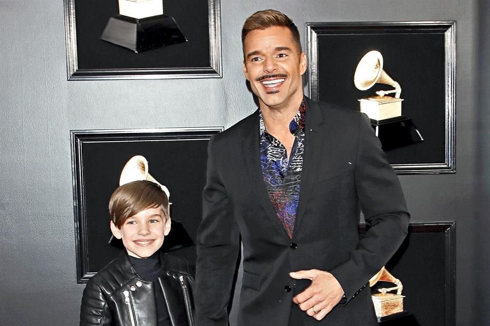 Ricky Martin al lado de su hijo Matteo.