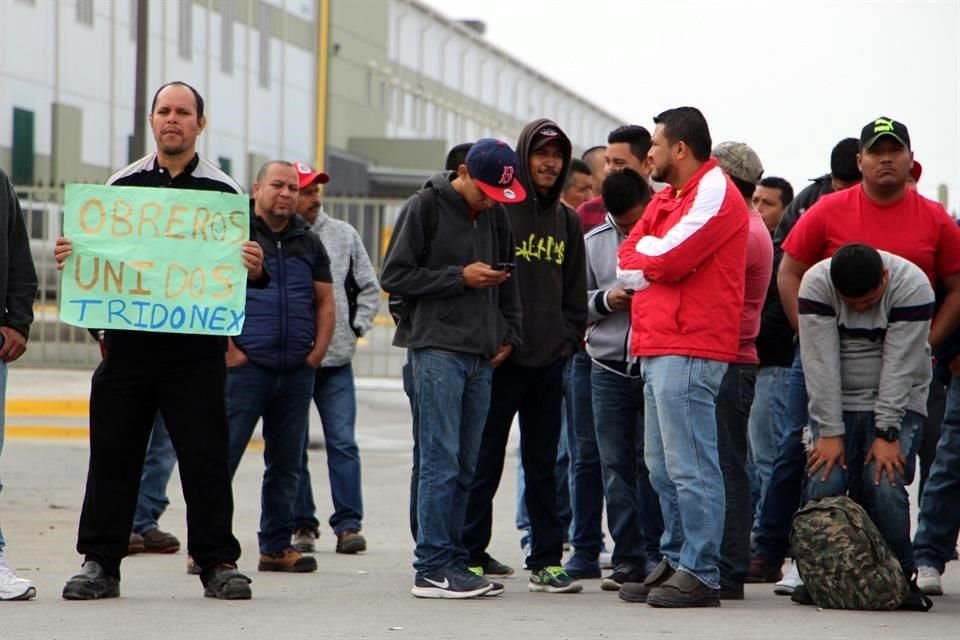 Empleados de maquiladoras protestan en Matamoros, Tamaulipas.