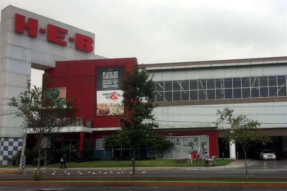 El asalto fue cometido en el estacionamiento del HEB, en Calzada del Valle y Humberto Lobo.