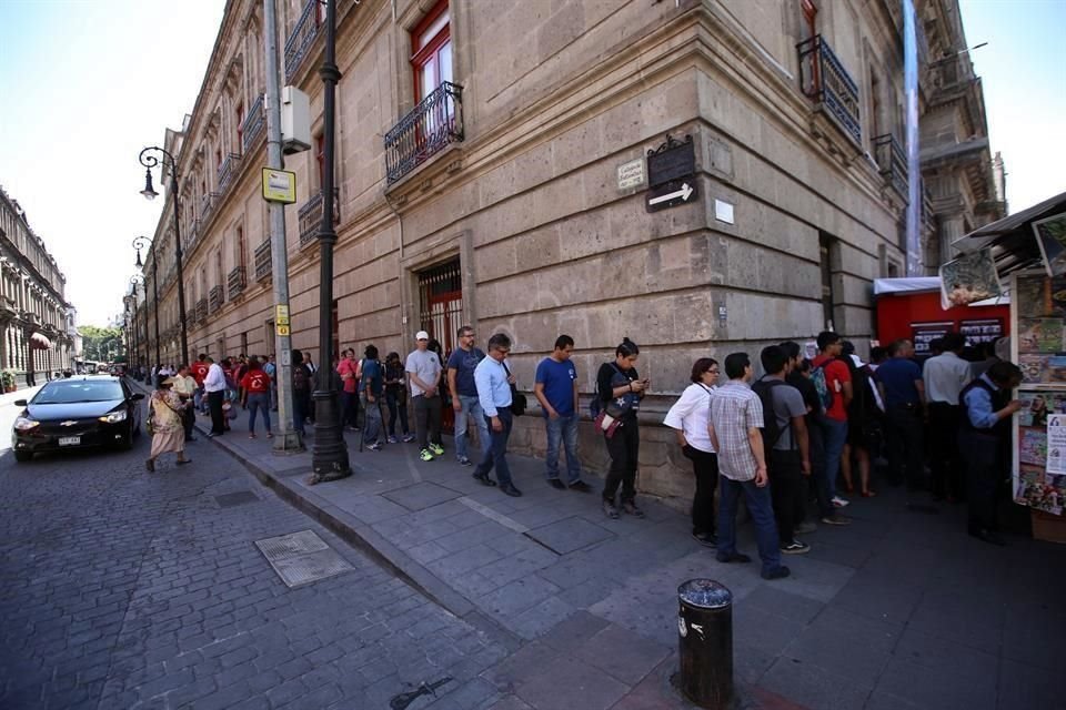 Al abrir al público ya había filas de visitantes para poder entrar.