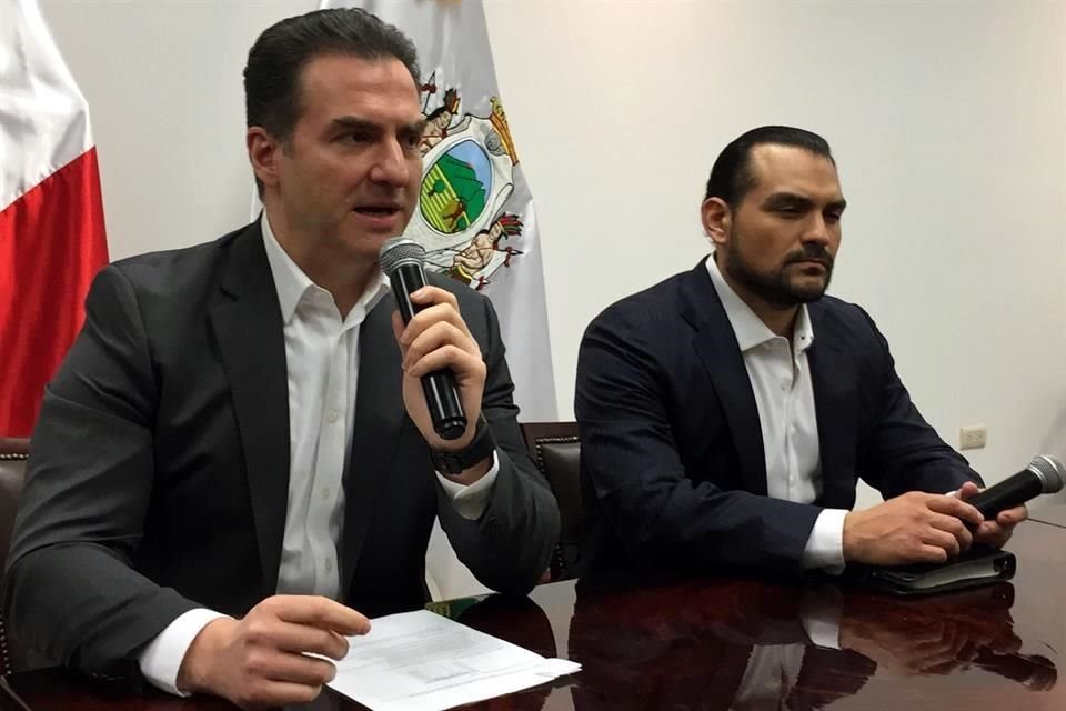 El Alcalde Adrián de la Garza y el Tesorero Antonio Martínez.