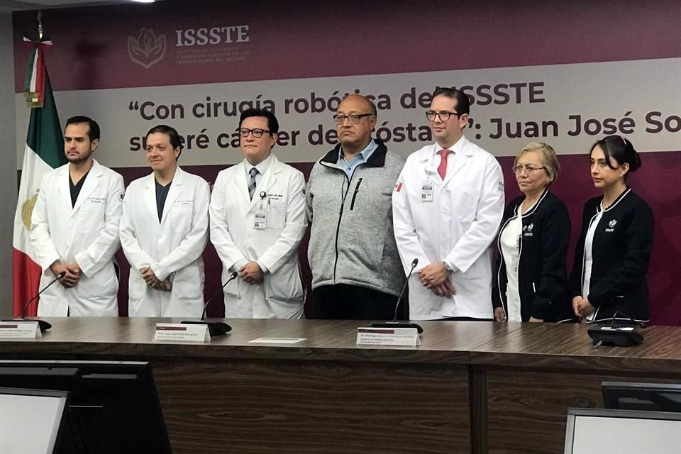 Médicos del ISSSTE lograron salvar la vida del profesor  Juan José Soto a través de una cirugía con el robot Da Vinci del Centro Médico Nacional 20 de noviembre.