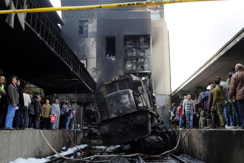 Al menos 20 personas murieron y otras 40 resultaron heridas por explosión e incendio en la principal estación de trenes de El Cairo.