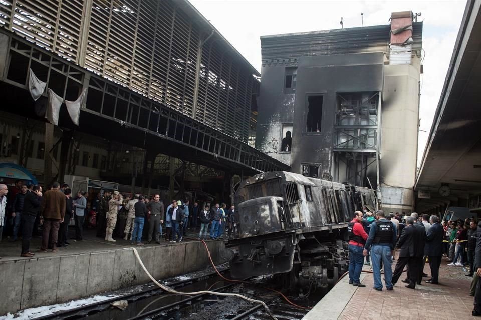 Al menos 20 personas murieron y otras 40 resultaron heridas por explosión e incendio en la principal estación de trenes de El Cairo.