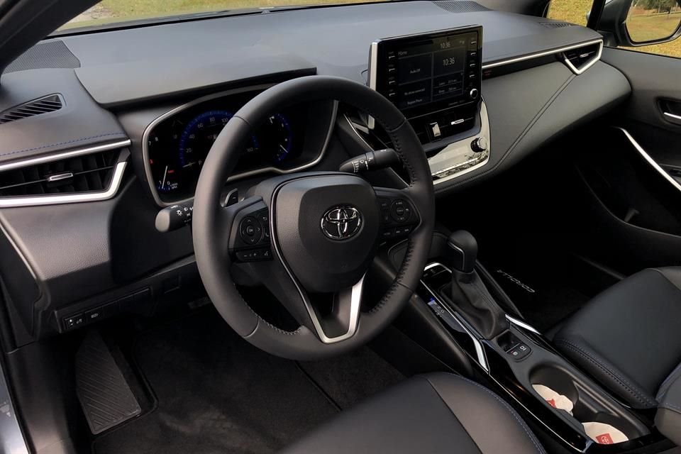 El interior tiene un diseño limpio y moderno. El sistema de infoentretenimiento en todas las versiones tiene asistencia de voz Alexa de Amazon y conectividad CarPlay para iPhone.