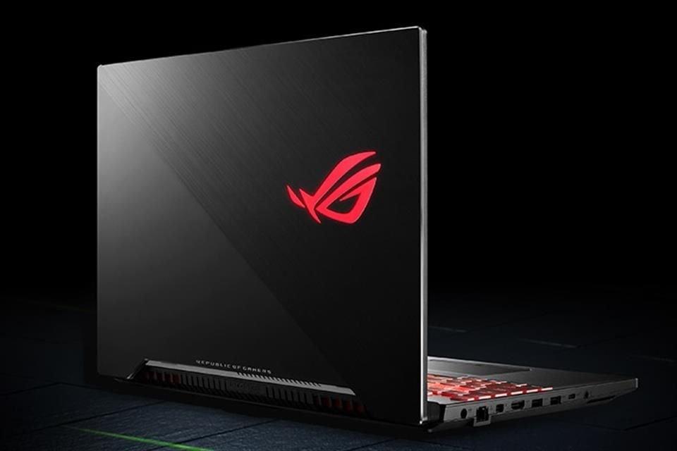 Enfocada para los MOBAs, la ROG Strix HERO II incorpora gráficos NVIDIA GeForce RTX 2060 y ofrece hasta 2 veces más de batería al activar NVIDIA Optimus, al igual que la SCAR II.