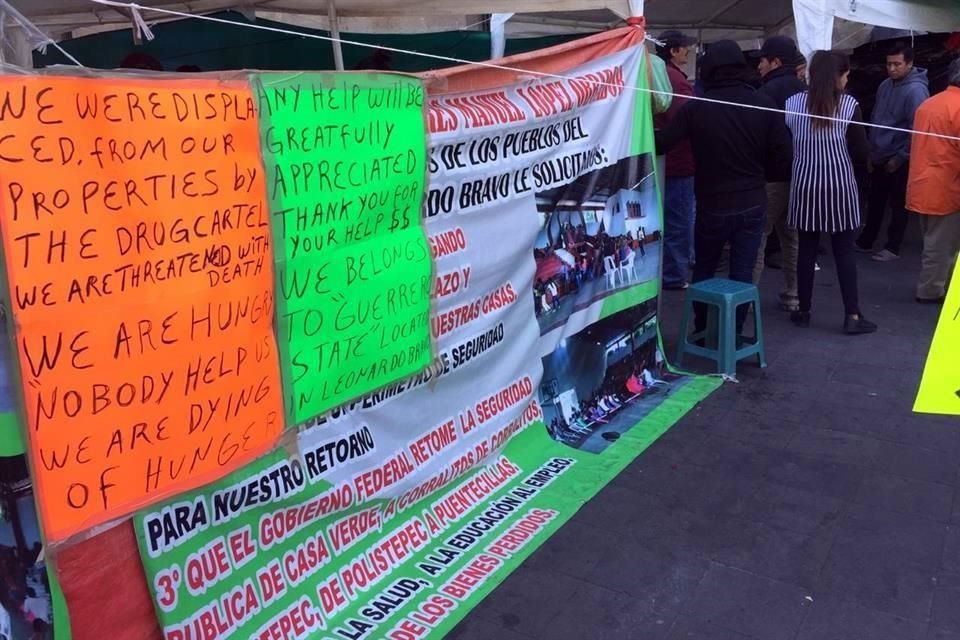 Aspecto del plantón que está por cumplir 15 días afuera de Palacio Nacional.