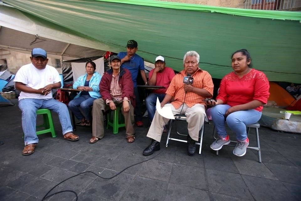 Los inconformes en conferencia afuera de la sede del Gobierno federal.