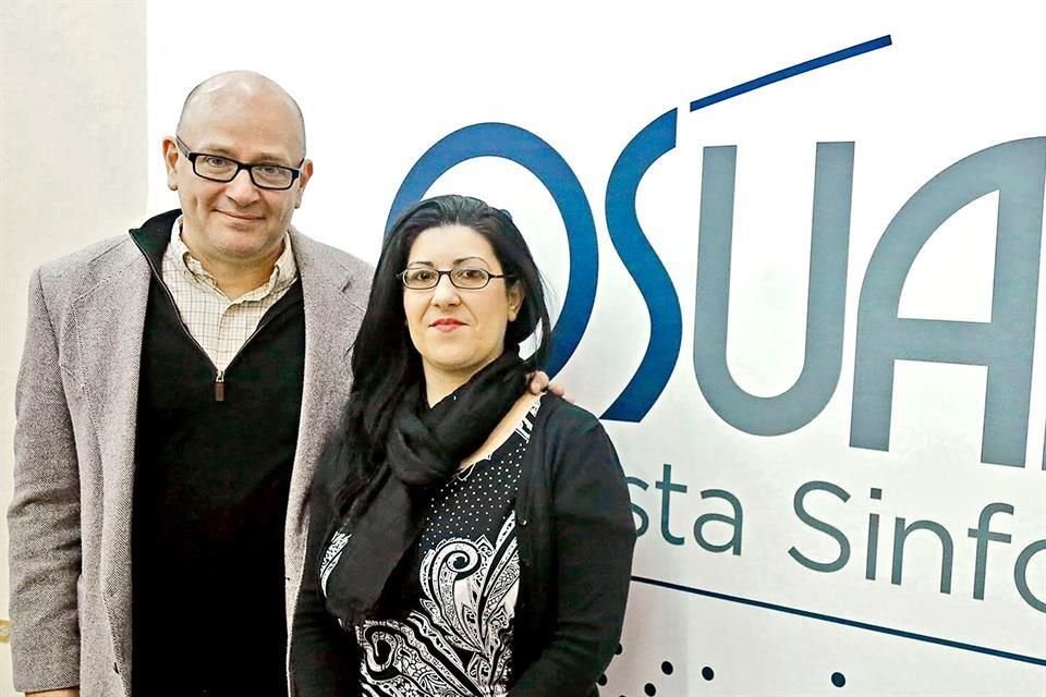 El compositor y director huésped Juan Trigos y la soprano Daniela D'Ingiullo estarán hoy con la Sinfónica de la UANL.