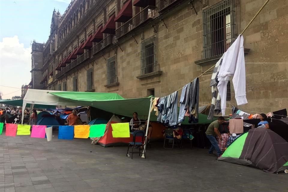Los desplazados de dos municipios de Guerrero por la violencia en la zona cumplen 18 días de plantón afuera de Palacio Nacional.