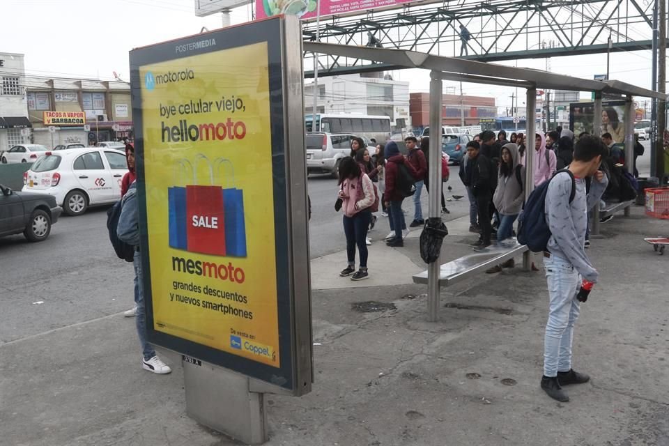 En un recorrido por municipios metropolitanos, EL NORTE detectó que los mupis en parabuses son los que acaparan la mayor parte de la publicidad de este tipo en las avenidas. 