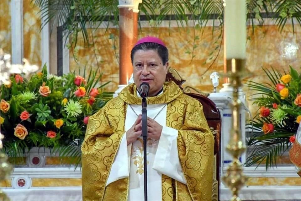 El mismo Quirós es objeto de una acusación ante el Vaticano por encubrimiento del sacerdote acusado de pedofilia, Mauricio Vízquez, sobre quien pesa una acusación de violación y una orden de captura internacional después de que huyera de Costa Rica en enero.